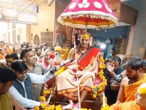 गाय को राष्ट्रमाता  घोषित कराने  शंकराचार्य  ने छेड़ा  'धर्म युद्ध' , 11 मार्च को  लखनऊ  में  महासभा .