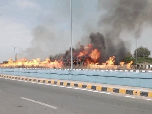 राजस्थान  में  एथेनॉल टैंकर पलटने  से  आग का तांडव ,  ड्राइवर की दर्दनाक मौत ,  भाई ने कूदकर जान बचाई .