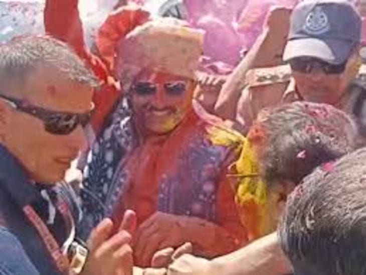 सीएम सुरक्षा में बड़ी चूक : रंगपंचमी गेर में  8 झुलसे , आरोपियों पर  सिर्फ जमानती धारा