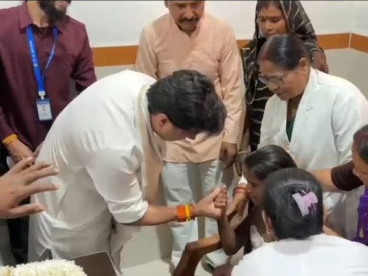 गुना  में  सिंधिया ने  बच्ची का  हाथ पकड़कर  लगवाई  एचपीवी वैक्सीन
