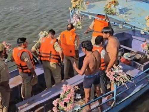 वृंदावन  में  यमुना नदी  में  स्टीमर पलटा ,  8 पर्यटकों  की  मौत