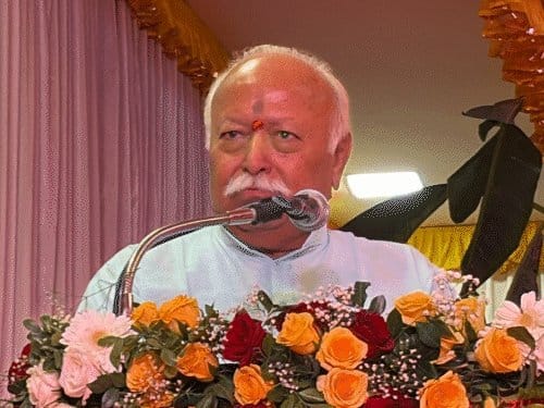 वृंदावन में बोले मोहन भागवत, भारत को विश्वगुरु बनाने के लिए संघ डंडा लेकर खड़ा रहेगा