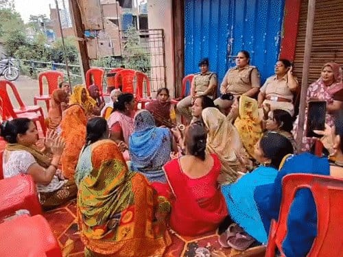 भोपाल में शराब दुकानों पर जनता के साथ मंत्री-विधायक भी अड़े, शिफ्टिंग का मामला गरमाया