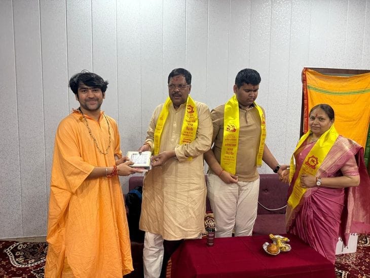 पूर्व CJI गवई ने बागेश्वर धाम में परिवार संग किए दर्शन, धीरेंद्र शास्त्री से आशीर्वाद लिया