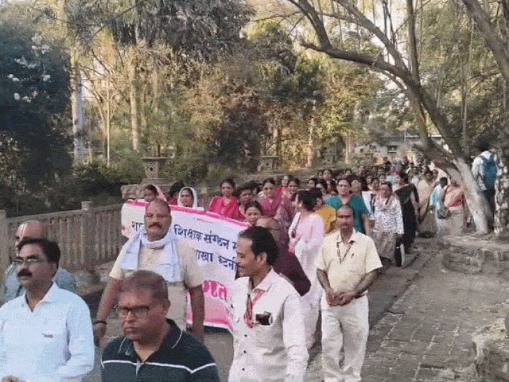 TET अनिवार्यता के विरोध में मध्य प्रदेश के शिक्षकों का भोपाल में जोरदार प्रदर्शन