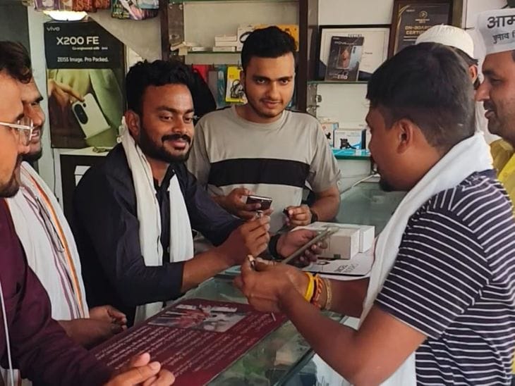 मेलोडी टॉफी से महंगाई और पेपर लीक पर आप का अनोखा विरोध