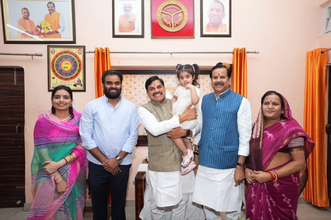 उत्तर प्रदेश से मोहन ने  निशाने पर लिया राहुल  को क्यों.. (सवाल दर सवाल) राकेश अग्निहोत्री 
मध्य प्रदेश के मुख्यमंत्री डॉ मोहन यादव का उत्तर प्रदेश  दौरा.. सामाजिक सरोकार.. संवेदनाएं व्यक्त करने के साथ सियासी संदेश देने के लिए  भी याद किया जाएगा.. राहुल ग