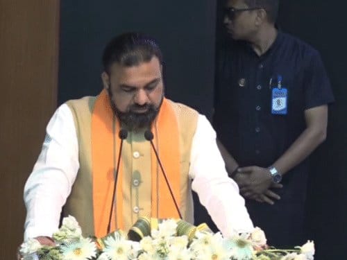 CM सम्राट ने एनकाउंटर पर सवाल उठाने वालों को दिया जवाब, पुलिसकर्मियों के परिवारों को सौंपा बीमा चेक।