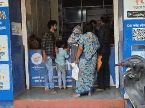 भोपाल जेपी अस्पताल में दवाओं की भारी कमी, 40% दवाएं बाहर से खरीद रहे मरीज