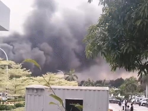 नोएडा की ऑटो पार्ट्स कंपनी में भीषण आग: 35 गाड़ियाँ ने 6 घंटे में पाया काबू
