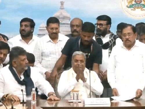 कर्नाटक में बड़ा फेरबदल: सिद्धारमैया ने इस्तीफा दिया, शिवकुमार CM की दौड़ में आगे