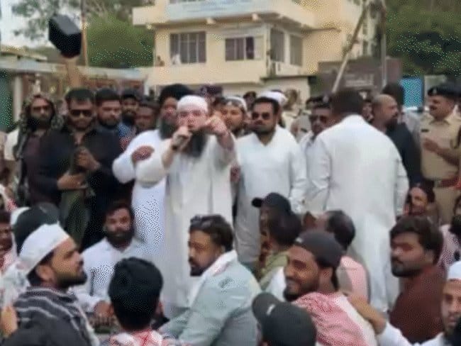 भोपाल में मुस्लिम समाज का प्रदर्शन, होटल घटना पर गिरफ्तारी की मांग