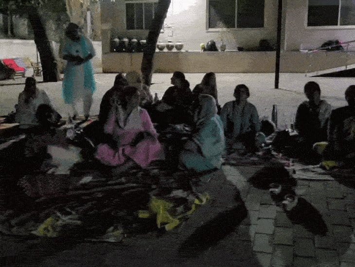 ANM अभ्यर्थी देर रात तक धरना जारी, कोर्ट के फैसले के बावजूद नियुक्ति न मिलने से आक्रोश