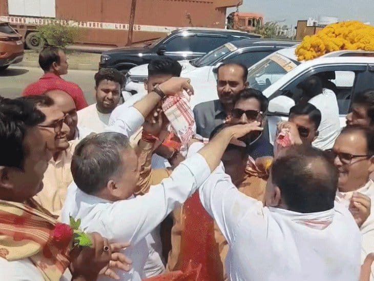 बीजेपी नेता का पीएम मोदी की अपील को नजरअंदाज, 200 गाड़ियों के काफिले से पदभार ग्रहण