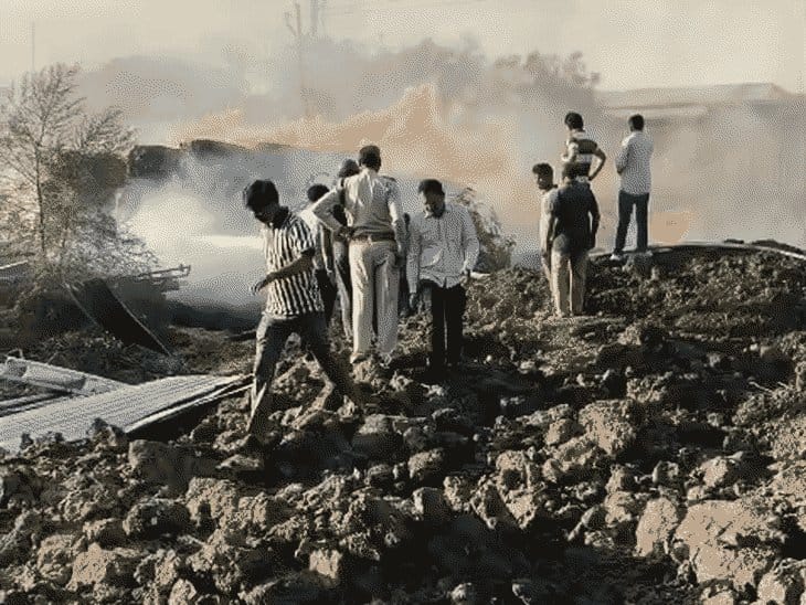 देवास पेपर फैक्ट्री में विकराल आग, 7-8 हजार टन पुष्टे जलने की आशंका