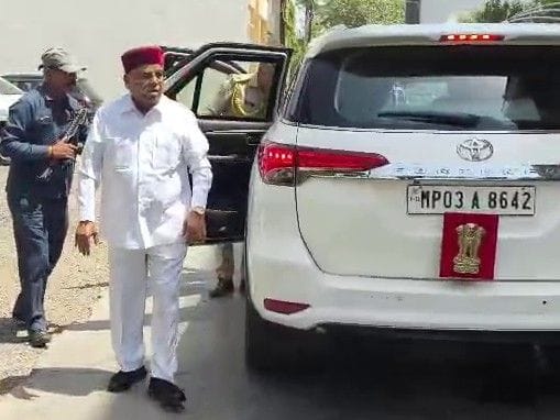 पत्नी की तबियत बिगड़ी, राज्यपाल गहलोत पहुंचे नागदा, राजनीतिक अटकलें तेज