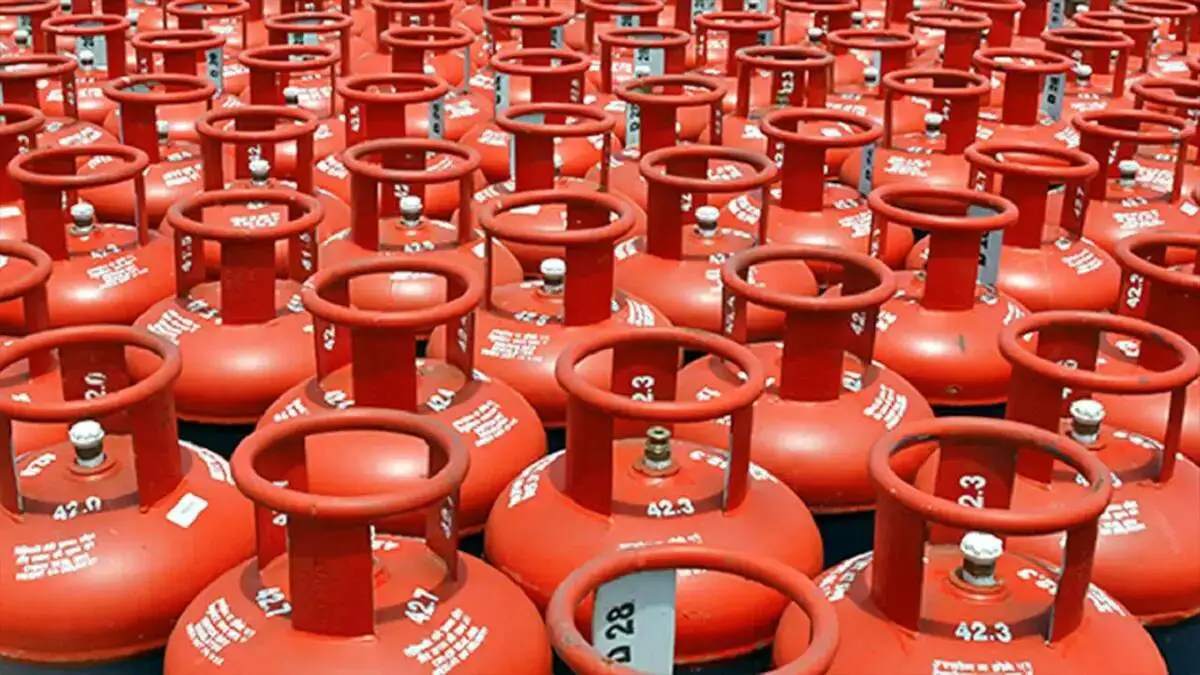 उज्ज्वला योजना सब्सिडी में बड़ा बदलाव: 4 सिलेंडर पर ही ₹300 की छूट
