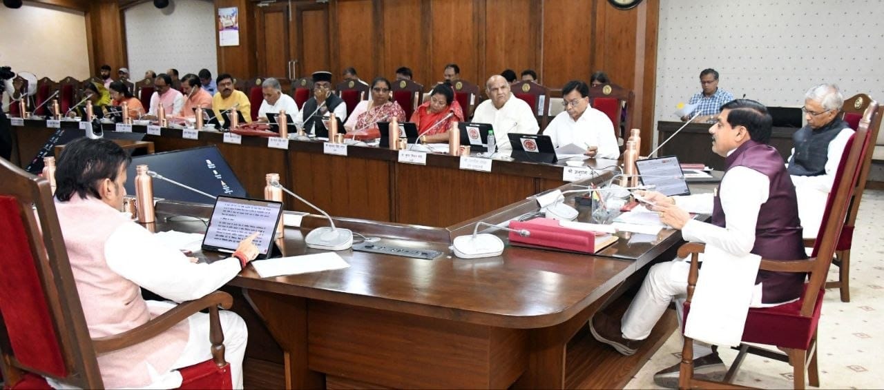 'स्वामित्व' से 'समृद्धि' तक..डॉ मोहन का मिशन 'अंत्योदय'
-48 लाख 32  हजार लोगों को मालिकाना हक देगी सरकार..कैबिनेट में फैसला .. (बात पते की महेंद्र विश्वकर्मा)