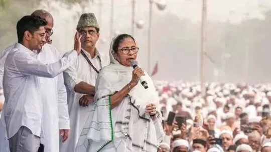 ममता बनर्जी का धरना प्रदर्शन आज, अभिषेक बनर्जी पर हमले के खिलाफ सड़कों पर उतरेंगी।