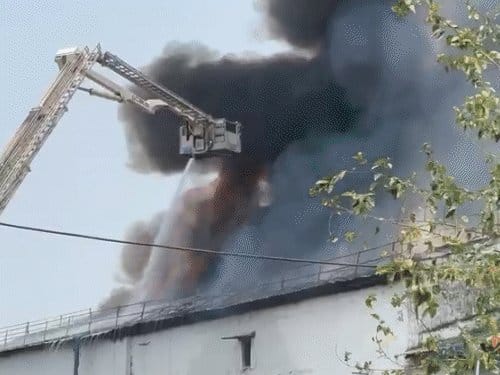 लखनऊ कोल्ड स्टोरेज में भीषण आग 50 घर खाली, 6 घंटे बाद भी लकड़ी-बुरादे से भड़की