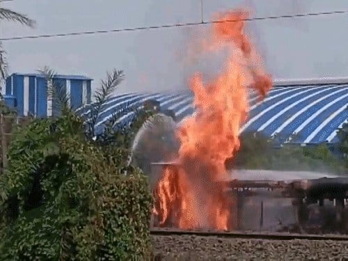 पश्चिम बंगाल हल्दिया में पेट्रोकेमिकल पाइपलाइन विस्फोट से 17 झुलसे, ट्रेन सेवाएं रोकीं