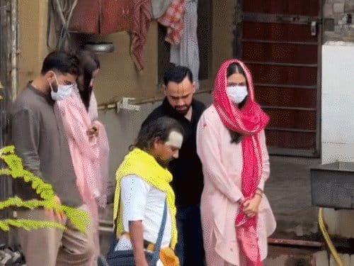 IPL विजेता विराट-अनुष्का वृंदावन पहुंचे; संत प्रेमानंद के आश्रम में नंगे पैर दिखे