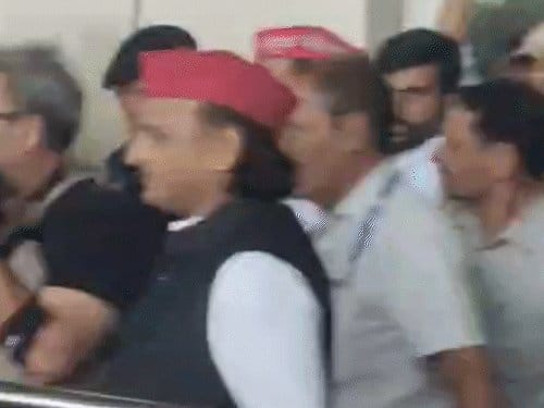 सपा प्रमुख अखिलेश यादव प्रयागराज पहुंचे, शिक्षा व्यवस्था पर करेंगे चर्चा