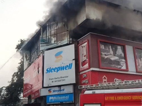 जौनपुर कपड़े के शोरूम में भीषण आग, 2KM दूर से दिख रहा धुआं