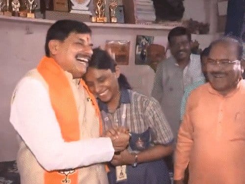 सीएम मोहन यादव ने एमपी बोर्ड टॉपर से की मुलाकात, पक्के घर का किया वादा
