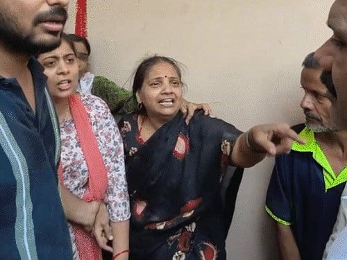 इंदौर में सड़क चौड़ीकरण के लिए पीढ़ियों पुराने आशियाने जमींदोज, रहने को जगह नहीं।