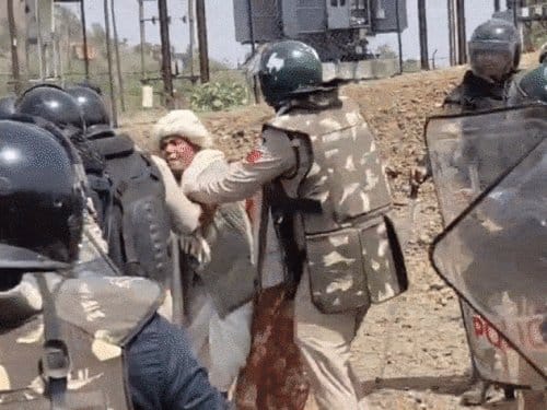 रतलाम में अतिक्रमण हटाओ अभियान हिंसक, महिला पुलिसकर्मी घायल, आंसू गैस का प्रयोग