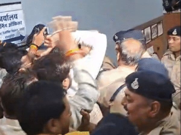 कांग्रेस का चुनाव आयोग से मीनाक्षी नटराजन के नामांकन खारिज पर विरोध, सुप्रीम कोर्ट जाने की तैयारी