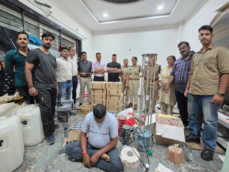 इंदौर में पॉश कॉलोनी में नकली शराब फैक्ट्री का पर्दाफाश, हजारों लेबल जब्त।