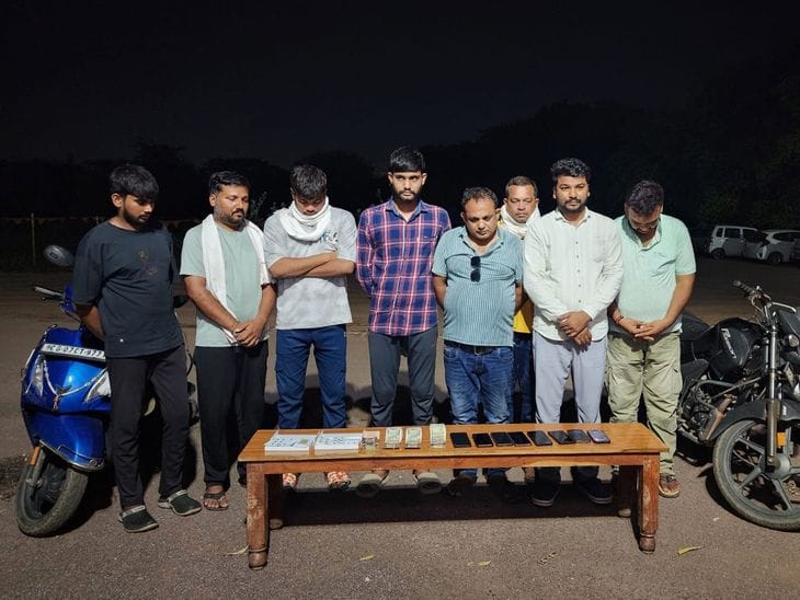 दुर्ग में जुए के अड्डे पर छापा, 8 गिरफ्तार और 5.20 लाख की संपत्ति जब्त
