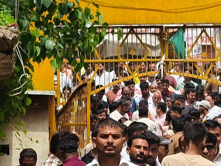 भाजपा प्रत्याशी आशुतोष तिवारी पीतांबरा पीठ पहुंचे, नरोत्तम मिश्रा के विकास कार्यों को आगे बढ़ाने का वादा किया