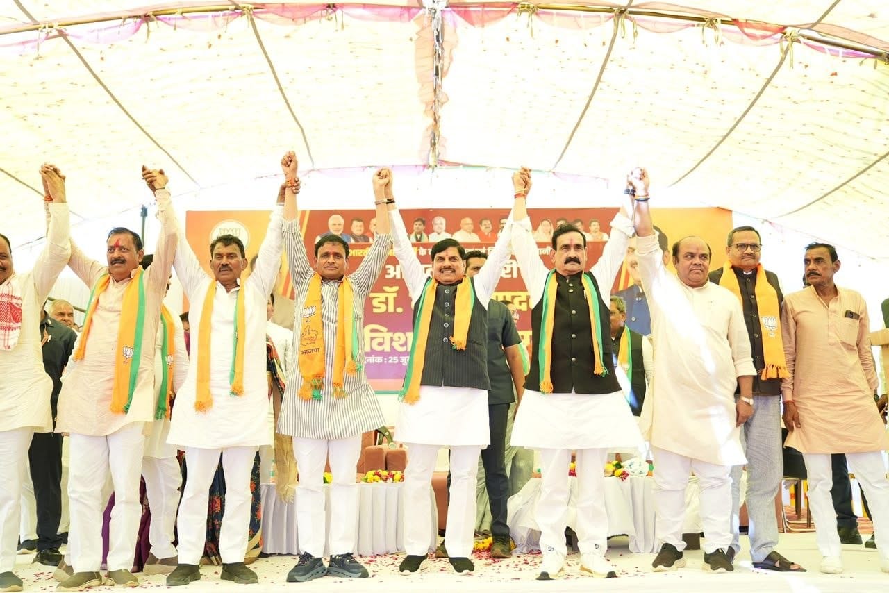 दतिया से विवेक सिंह
("कांग्रेस को दतिया से गायब करो, हिसाब-किताब पूरा करो".. मोहन ने बदला चुनावी नैरेटिव.. विकास और हिंदुत्व के संग भाजपा का निर्णायक दांव..)