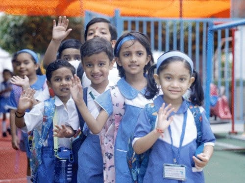 लखनऊ में समर वेकेशन बाद खुले स्कूल, छात्रों का तिलक-फूलों से स्वागत, 'स्कूल चलो अभियान' शुरू।