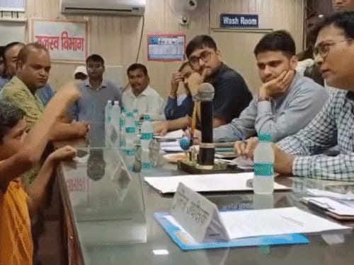लखीमपुर में 13 साल के बच्चे ने DM से ताऊ का ताला खुलवाने की मांग की
