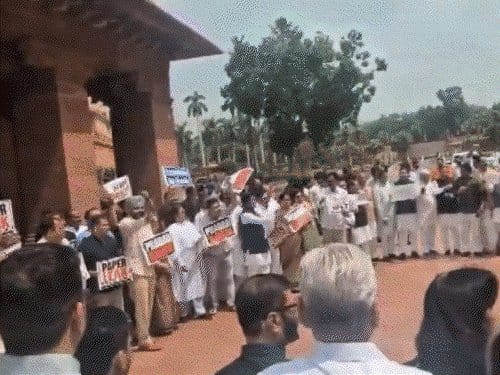 संसद के बाहर NDA-INDIA ब्लॉक आमने-सामने, प्रियंका नारे लगाते पहुंचीं