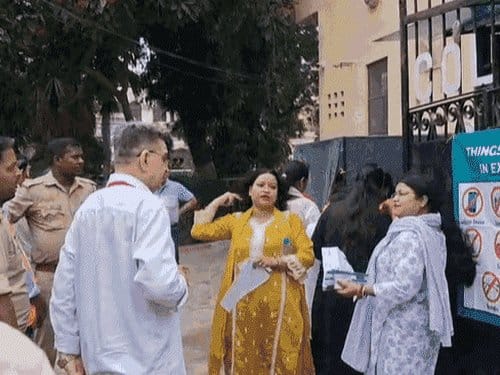 UP-TET परीक्षा में महिला सिपाही ने भूली युवती की परीक्षा बचाई