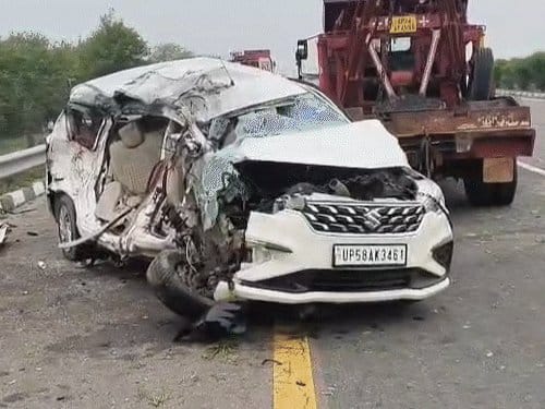 आगरा-लखनऊ एक्सप्रेस-वे पर बस-कार भिड़ंत: 5 की मौत, एक परिवार के 5 सदस्य की दर्दनाक बिछुड़न।