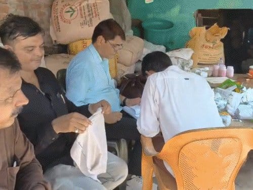 बाराबंकी में इस्तेमाल चायपत्ती को रंगकर बेचने वाली फैक्ट्री सील, 800 किलो जब्त