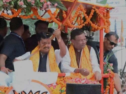 भाजपा अध्यक्ष नितिन नवीन का लखनऊ में रोड शो, तलवार लहराई