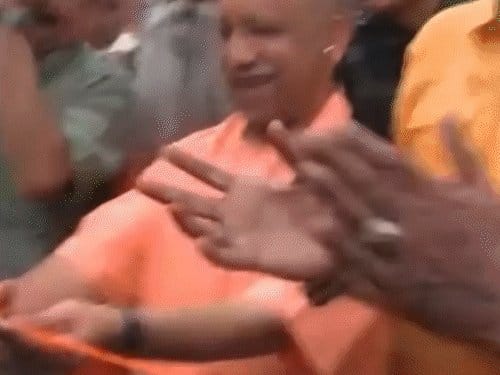 योगी बोले मैंने देखा रविकिशन नाली साफ कर रहे थे, चुटकी ली
