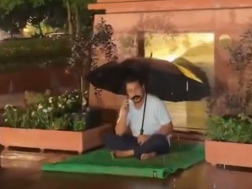चंद्रशेखर संसद के बाहर बारिश में धरने पर, लाठीचार्ज का विरोध