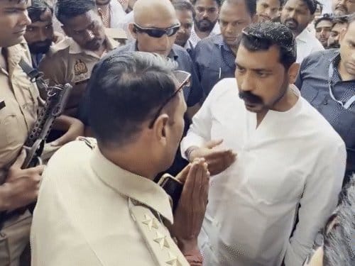 मेरठ में दलित छात्रा के परिवार से मिलने जा रहे चंद्रशेखर को पुलिस ने रोका
