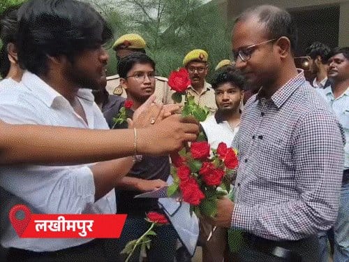 यूपी में कॉकरोच पार्टी के समर्थन में वकील-छात्र सड़क पर उतरे