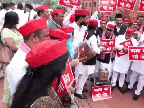 संसद में हंगामा, सपा का दानपेटी प्रदर्शन, प्रियंका बोलीं- सच बोलूंगी