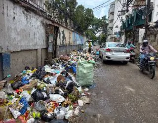 हड़ताल से राजधानी में कचरा उठाव ठप, पुलिस सुरक्षा में रातभर सफाई