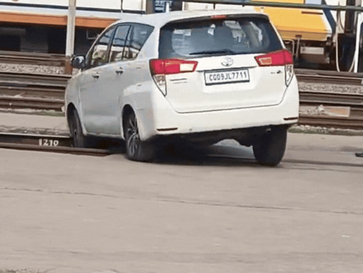 रायपुर स्टेशन पर बड़ी चूक, ट्रैक पर कार घुसी; हादसा टला